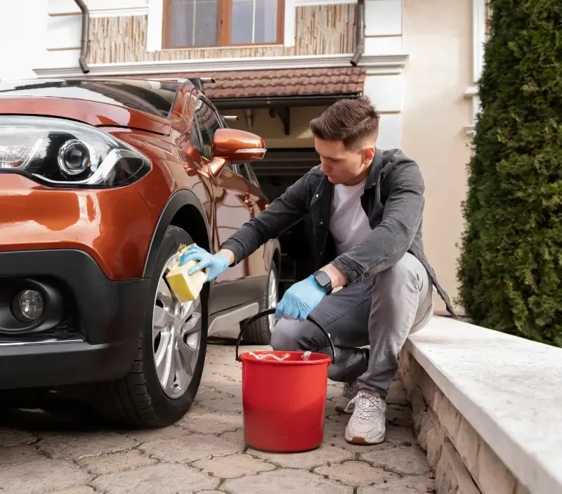 Lavage auto à domicile Montbrison-sur-Lez : professionnel intervenant sur un véhicule